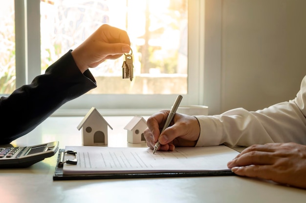 Foto el cliente está firmando un contrato de bienes raíces con una solicitud de hipoteca aprobada de hipoteca de la vivienda