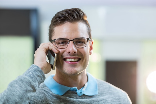 Cliente hablando por teléfono móvil