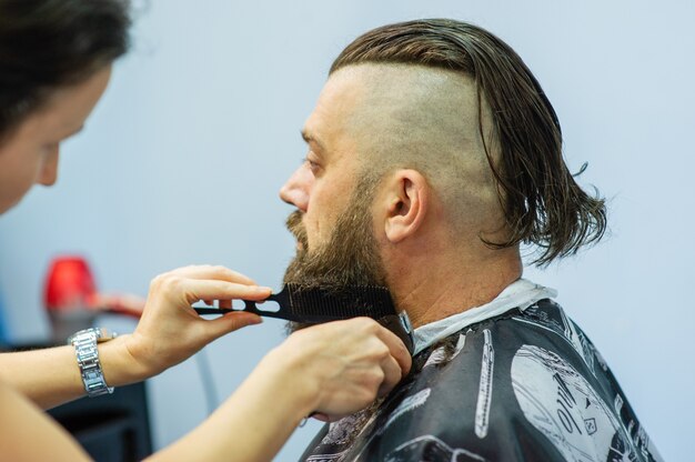 Cliente inconformista visitando peluquería. Moda de hombres. Hombre barbudo después de peluquería. Hombre hipster