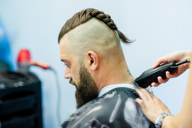 Cliente inconformista visitando peluquería. Moda de hombres. Hombre barbudo después de peluquería. Hombre hipster