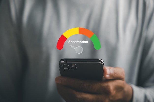 El cliente insatisfecho califica 1 estrella en las redes sociales usando un teléfono inteligente