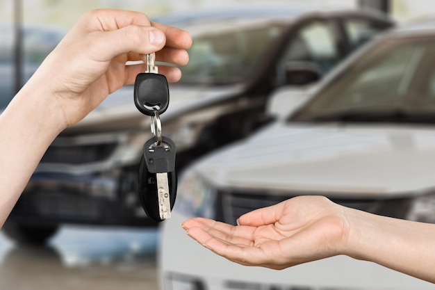 Un cliente irreconocible recibiendo las llaves de un coche de alquiler