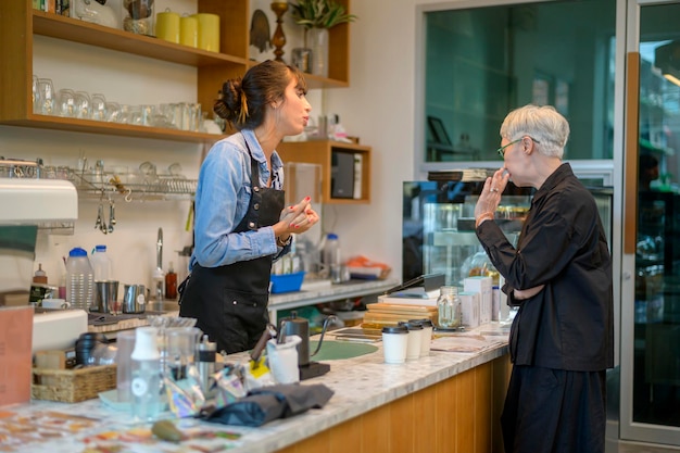 Cliente irritado reclamando de barista na cafeteria