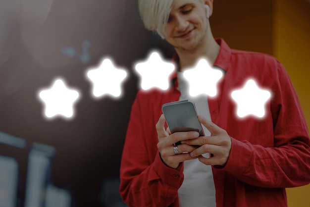 Cliente joven feliz dando una calificación de 5 estrellas para un producto o servicio