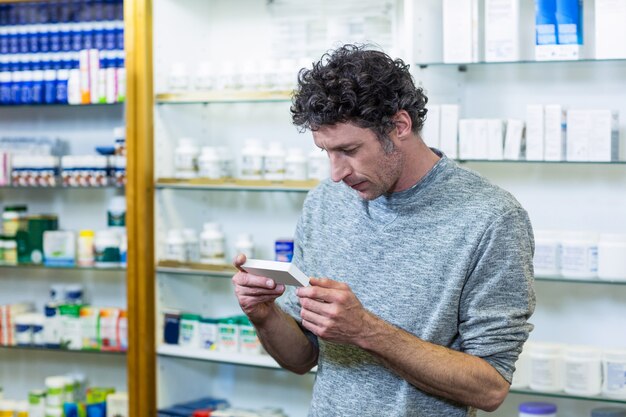 Cliente marcando una caja de medicina