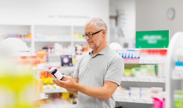 Foto cliente masculino mayor con drogas en la farmacia