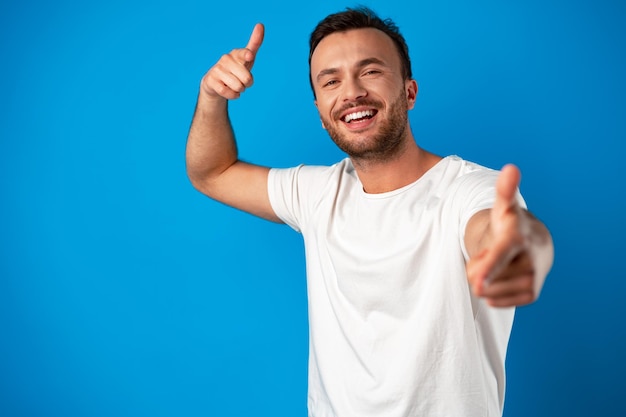 Cliente masculino presentando un nuevo producto con el dedo acusador en el espacio de copia