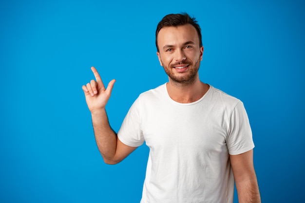 Cliente masculino presentando un nuevo producto con el dedo acusador en el espacio de copia