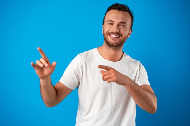 Cliente masculino presentando un nuevo producto con el dedo acusador en el espacio de copia