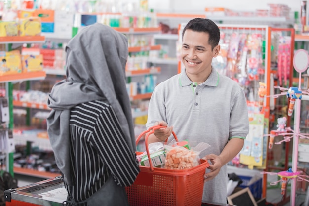 Cliente masculino sonriendo al comerciante