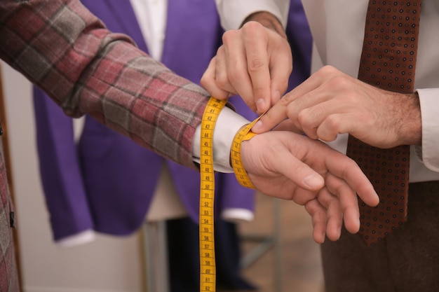 Foto cliente de medición a medida para traje a medida en atelier