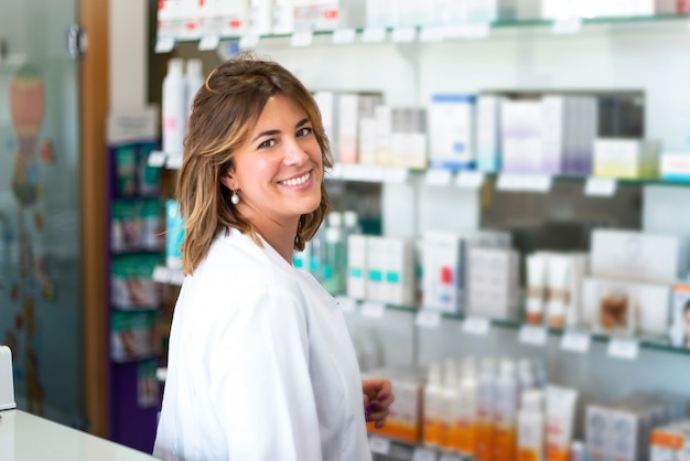 Foto cliente mujer en la farmacia