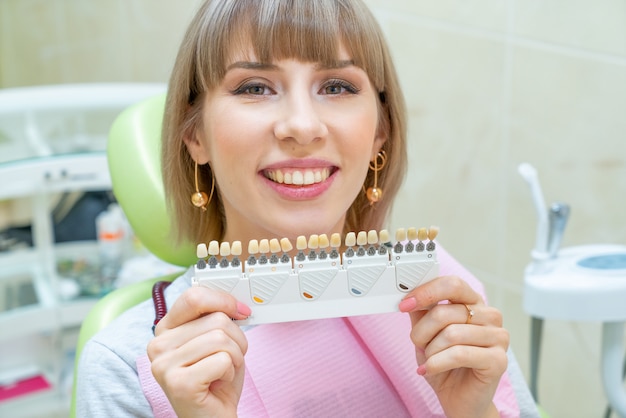 Foto cliente mulher feliz em odontologia, clareamento dos dentes