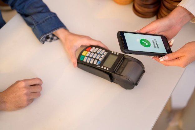 Cliente mulher usando pagamento por código QR via smartphone para pagar
