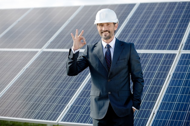 Cliente de negocios que elige la energía solar.