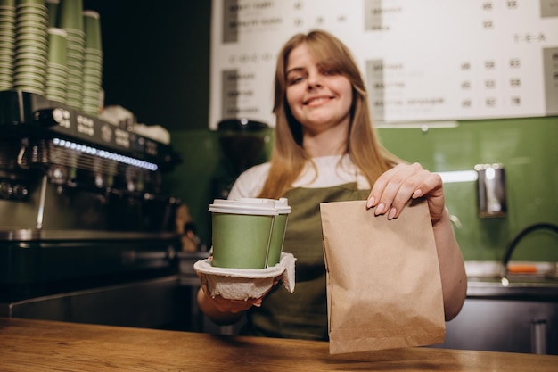 Cliente negro caliente en el mostrador de la cafetería moderna