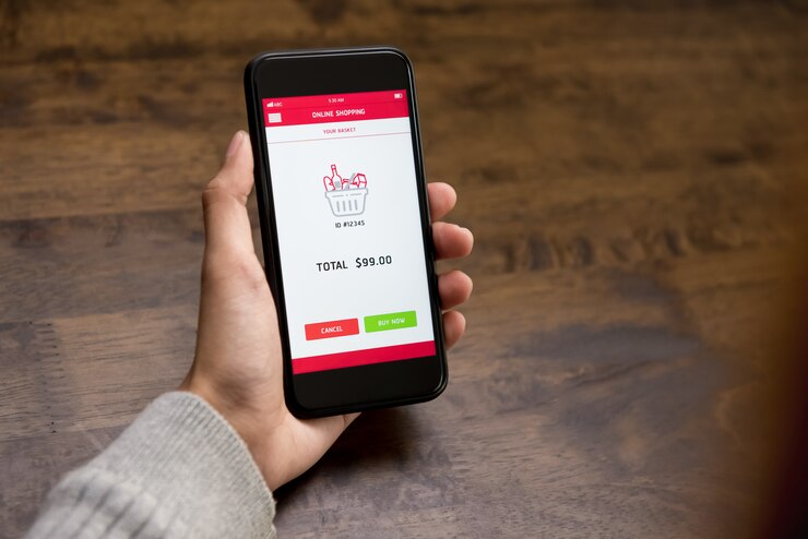 Foto cliente ordenando comestibles y pagando por teléfono móvil