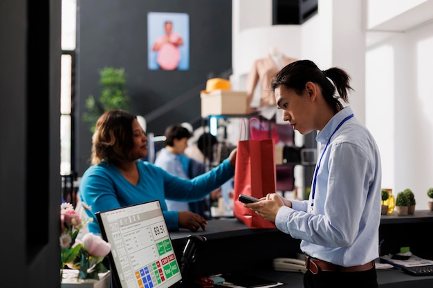 Foto el cliente paga por la ropa elegante