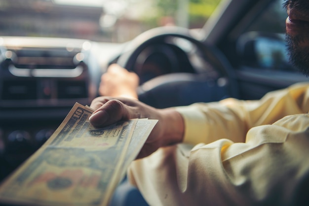 Cliente pagando un taxi Pagos en efectivo en el transporte