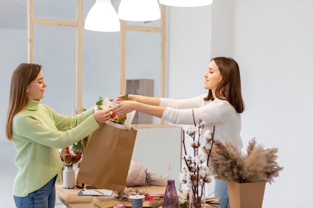 Foto cliente y propietario de una tienda de flores.