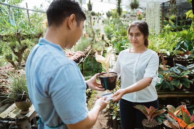 Cliente que compra algumas plantas