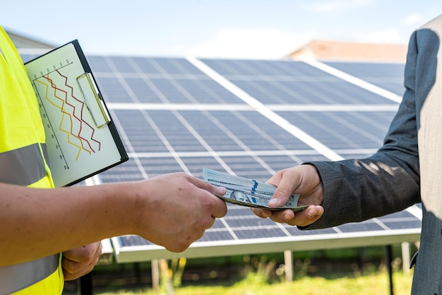 Cliente que da dinero al trabajador por la instalación exitosa de paneles solares