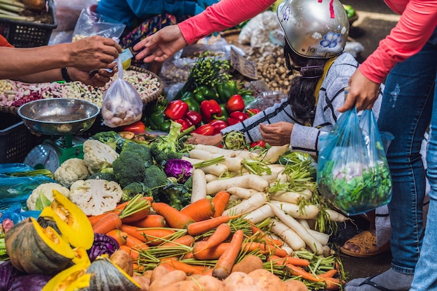 Cliente que paga al vendedor por las verduras.