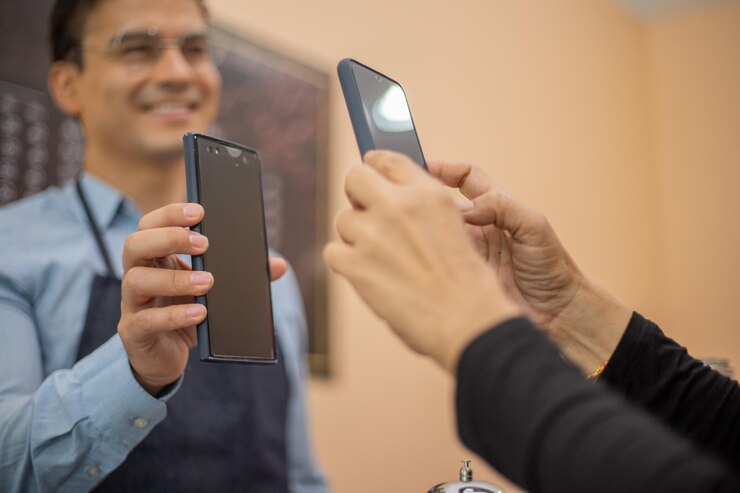 Foto cliente que usa el teléfono para pagar al propietario en el café restaurante tecnología sin efectivo y concepto de pago con tarjeta de crédito