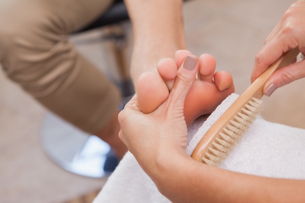 Cliente recibiendo pedicura en salón de belleza