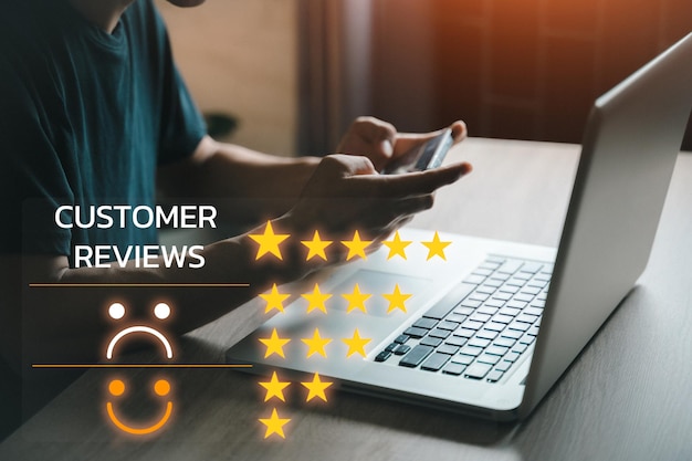 Foto el cliente revisa el concepto de encuesta de retroalimentación de satisfacción, el usuario usa el teléfono celular para dar una calificación personalizada