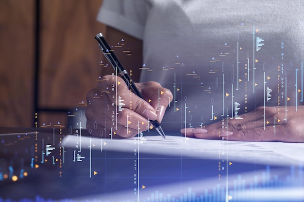Un cliente con ropa informal está firmando el contrato para invertir dinero en el mercado de valores. Comercio por Internet y gestión de riqueza. Gráfico de holograma financiero y Forex sobre el escritorio. Concepto de mujer en el negocio.