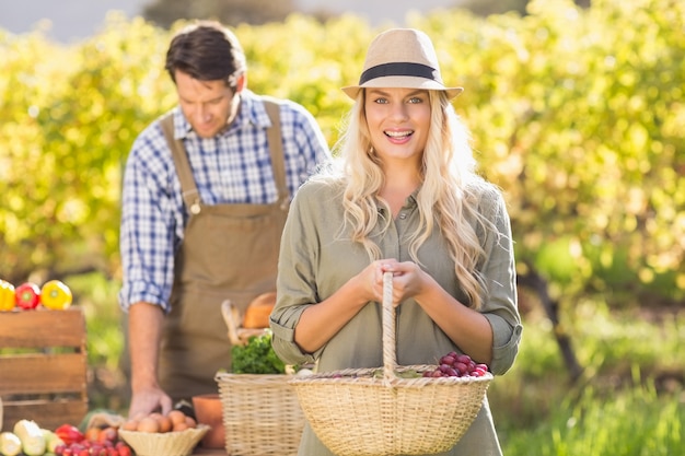 Cliente rubia sosteniendo una cesta de verduras