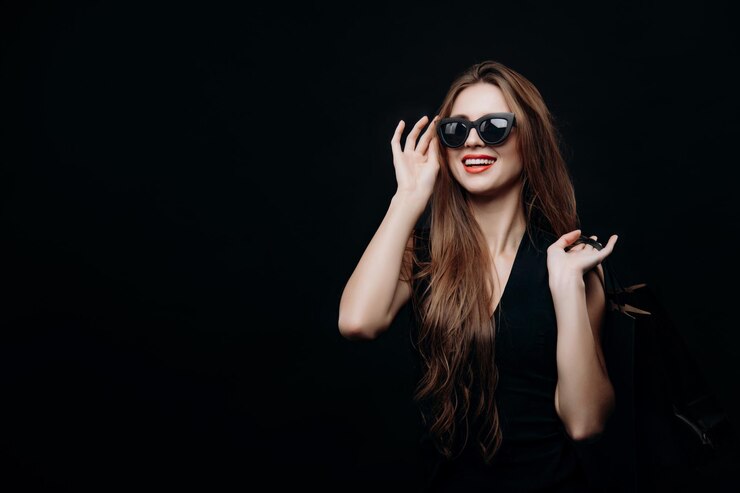 Cliente satisfecho ajustando gafas de sol esperando más compras