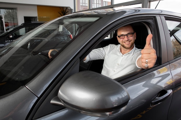 Foto cliente satisfeito na concessionária de automóveis