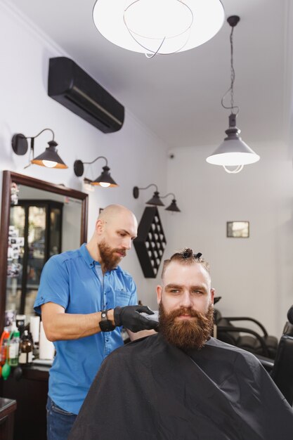 Cliente de servicio de peluquería profesional masculino por clipper