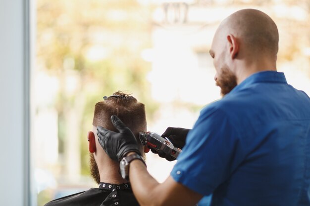 Cliente de servicio de peluquería profesional masculino por clipper