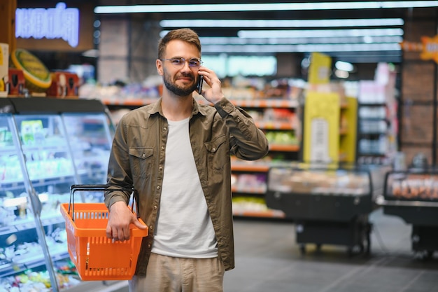 Un cliente sonriente haciendo compras de comestibles