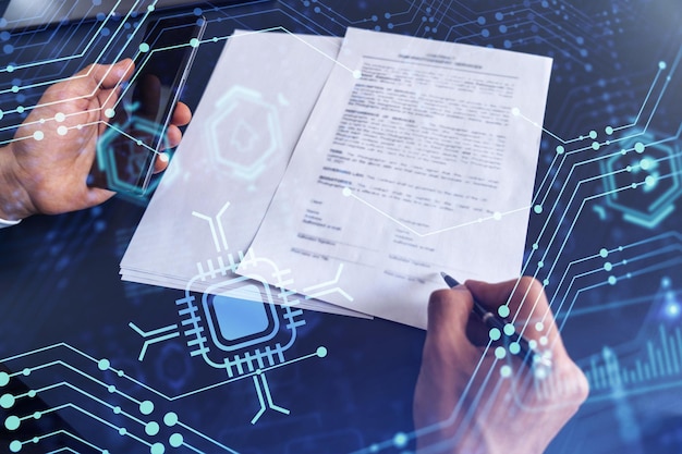 Un cliente con traje azul oscuro está firmando un contrato para crear un nuevo software para presentarlo en una conferencia de inicio y obtener inversiones para crear un producto. Gráfico tecnológico sobre el escritorio.