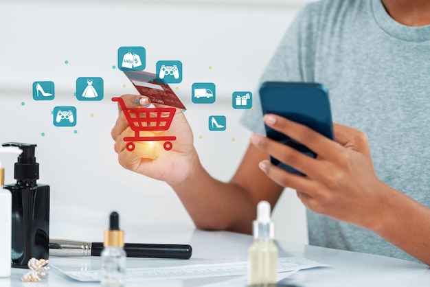 El cliente usa un dispositivo de control de camisa gris para abrir una aplicación de comercio electrónico cybercash