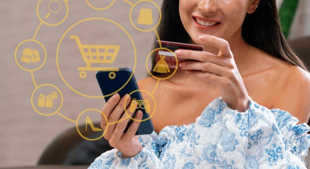 El cliente usa un dispositivo de control de vestido azul, abre una aplicación de comercio electrónico, cybercash.