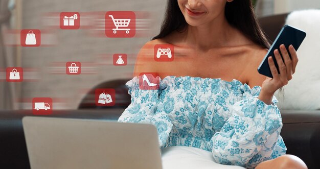 Foto el cliente usa un dispositivo de control de vestido azul, abre una aplicación de comercio electrónico, cybercash.