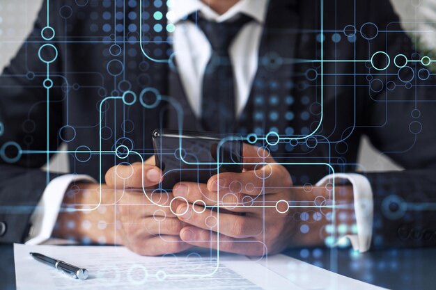 Un cliente vestido con ropa formal lee el contrato para crear un software para presentarlo en la conferencia de inicio y obtener inversiones para un servicio innovador. Verificando detalles en el holograma del teléfono inteligente.