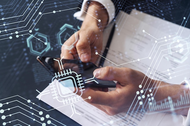 Un cliente vestido con ropa formal lee el contrato para crear un software para presentarlo en la conferencia de inicio y obtener inversiones para un servicio innovador. Verificando detalles en el holograma del teléfono inteligente.