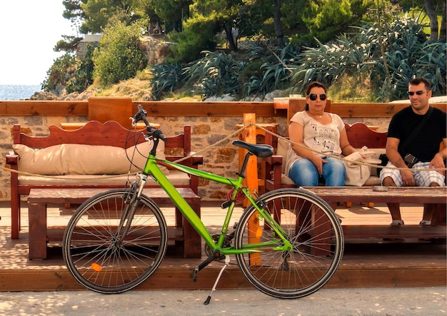 Clientes de un café en bicicleta en la isla de Skopelos en Grecia