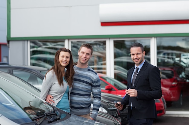 Foto clientes comprando un automóvil