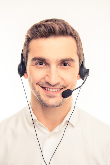 Clientes de consultoría de agente guapo joven en el teléfono