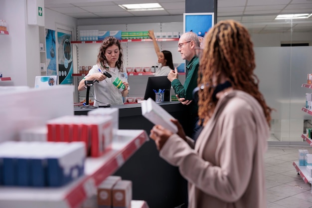 Clientes de farmácia fazendo compras de medicamentos, comprando vitaminas, suplementos para o sistema imunológico. Cliente idoso discutindo com o funcionário da farmácia pedindo ajuda com a prescrição de drogas,