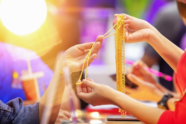 Los clientes están comprando joyas de oro en la tienda de oro.