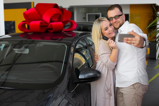 Foto clientes felices en concesionario de automóviles