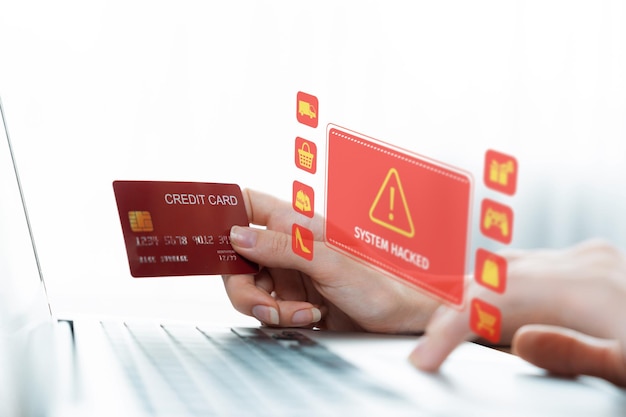 Clientes inteligentes tarjeta de crédito hackeada consumidor tratando de solucionar el problema dinero cibernético